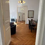 Apartment Weiner Downton *